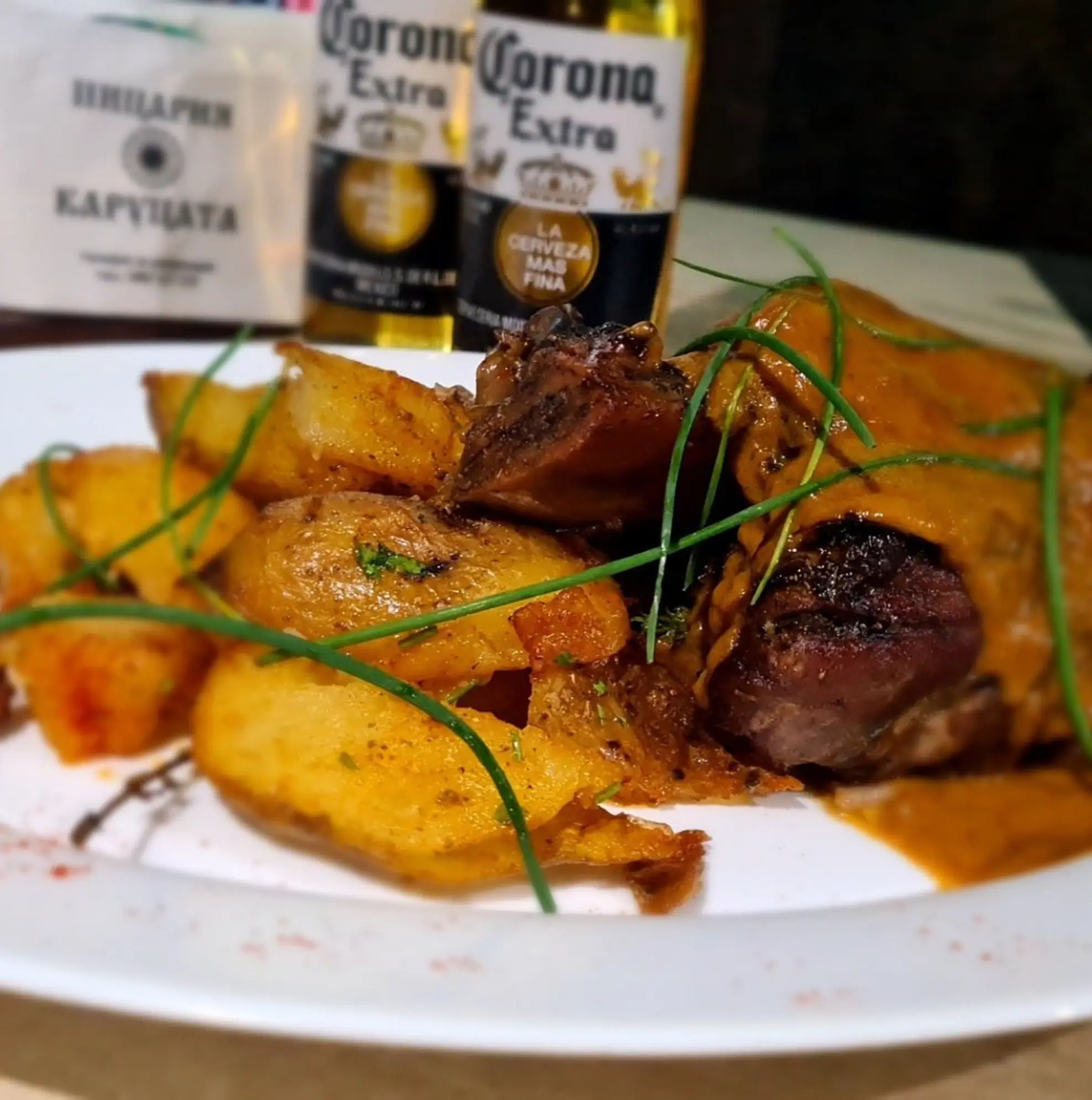 Печено свинско джоланче на фурна с картофи — Пицария Каруцата